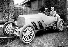 Mit einfachem Kopfschutz, wie damals üblich: Christian Lautenschlager mit Beifahrer auf Mercedes 140 PS Grand-Prix-Rennwagen, Sieger beim Großen Preis von Frankreich auf dem Rundkurs bei Dieppe am 7. Juli 1908.